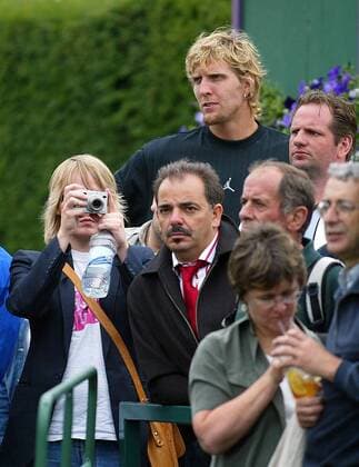 Dirk Nowitzki (Dallas Mavericks, 2.v.re.) als Zuschauer beim Tennis Tennis Herren All England Championships 2004, Grand Slam, ATP-Tour, Gruppe Wimbledon London