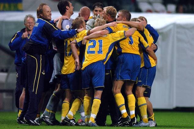 Schlußjubel Schweden Fußball EM Herren Euro 2004, Europameisterschaft, Länderspiel, Nationalmannschaft, Nationalteam, Gruppe C Gruppe Porto Harmonie Freude, Kameradschaft