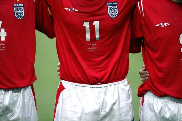 Torso von Frank Lampard (England) mit dem Verweis Croatia v England, 21.06.04 auf dem Trikot unterhalb der Brustnummer Fußball EM Herren Euro 2004, Europameisterschaft, Länderspiel, Nationalmannschaft, Nationalteam, Gruppe B Gruppe Lissabon