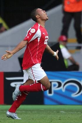 Johan Vonlanthen (Schweiz) - Torjubel Fußball EM Herren Euro 2004, Europameisterschaft, Länderspiel, Nationalmannschaft, Nationalteam, Gruppe B Einzelbild Coimbra Freude, Begeisterung,