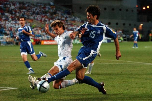 Zisis Vryzas (Griechenland, re.) gegen Aleksei Bugaev (Rußland) Fußball EM Herren Euro 2004, Europameisterschaft, Länderspiel, Nationalmannschaft, Nationalteam, Gruppe A Gruppe Faro-Loule Dynamik,