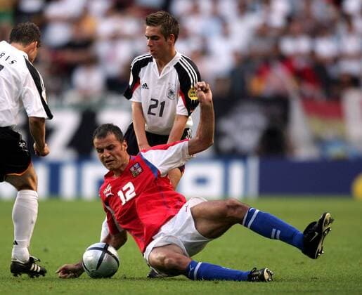 Vratislav Lokvenc (Tschechien, vorn) gegen Philipp Lahm (Deutschland) Fußball EM Herren Euro 2004, Europameisterschaft, Länderspiel, Nationalmannschaft, Nationalteam, Gruppe D Gruppe Lissabon Dynamik,