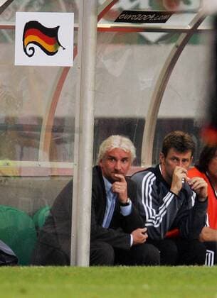 Teamchef Rudi Völler (li.) und Bundestrainer Michael Skibbe (beide Deutschland) kauern nachdenklich auf der Bank Fußball EM Herren Euro 2004, Europameisterschaft, Länderspiel, Nationalmannschaft, Nationalteam, Gruppe D Gruppe Lissabon Nachdenklichkeit,