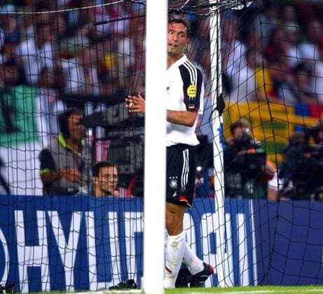 Kevin Kuranyi (Deutschland) inspiziert den Ort den er schon so lange nicht mehr getroffen hat.... Fußball EM Herren Euro 2004, Europameisterschaft, Länderspiel, Nationalmannschaft, Nationalteam, Gruppe D, Vdig Einzelbild Lissabon