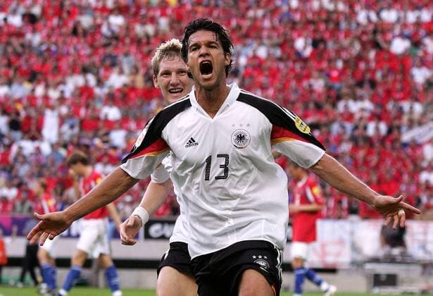 Torschütze Michael Ballack jubelt, hinter ihm Bastian Schweinsteiger (beide Deutschland) Fußball EM Herren Euro 2004, Europameisterschaft, Länderspiel, Nationalmannschaft, Nationalteam, Gruppe D Gruppe Lissabon Freude, Begeisterung,
