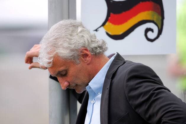 Aus für Deutschland! Teamchef Rudi Völler (Deutschland) läßt enttäuscht den Kopf hängen Fußball EM Herren Euro 2004, Europameisterschaft, Länderspiel, Nationalmannschaft, Nationalteam, Gruppe D Einzelbild Lissabon Enttäuschung, Nachdenklichkeit,