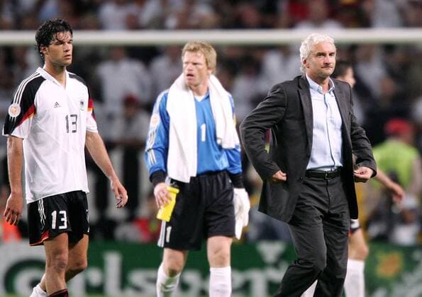 Teamchef Rudi Völler (re.), Michael Ballack und Torwart Kahn (alle Deutschland) - Abgang Fußball EM Herren Euro 2004, Europameisterschaft, Länderspiel, Nationalmannschaft, Nationalteam, Gruppe D, Vdig Gruppe Lissabon Enttäuschung,