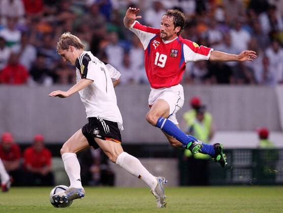 Roman Tyce (Tschechien, re.) springt dem ballführenden Bastian Schweinsteiger (Deutschland) hinterher Fußball EM Herren Euro 2004, Europameisterschaft, Länderspiel, Nationalmannschaft, Nationalteam, Gruppe D Gruppe Lissabon Dynamik,