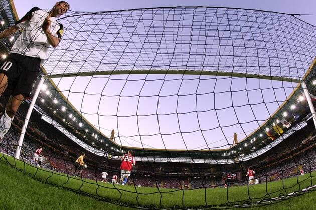 Kevin Kuranyi (Deutschland) hat sich im Tornetz verfangen Fußball EM Herren Euro 2004, Europameisterschaft, Länderspiel, Nationalmannschaft, Nationalteam, Gruppe D Totale Estadio Jose Alvalade Lissabon, fisheye