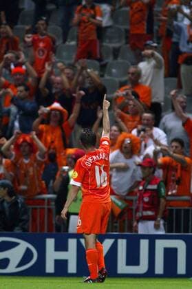 Marc Overmars (Niederlande) jubelt den Zuschauern zu Fußball EM Herren Euro 2004, Europameisterschaft, Länderspiel, Nationalmannschaft, Nationalteam, Gruppe D Totale Braga  