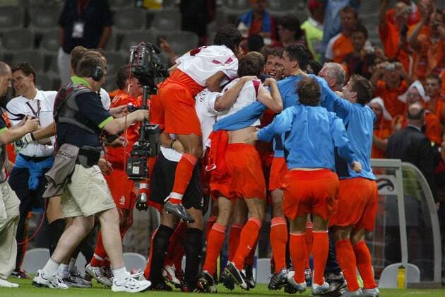 Das Team der Niederlande feiert ausgelassen den Viertelfinaleinzug Fußball EM Herren Euro 2004, Europameisterschaft, Länderspiel, Nationalmannschaft, Nationalteam, Gruppe D Gruppe Braga Freude, Begeisterung  
