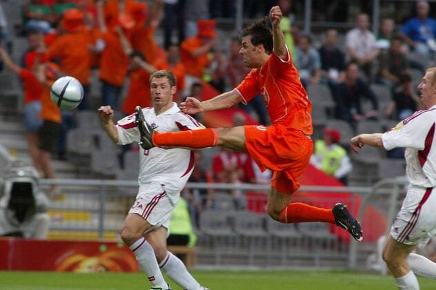 Attacke! Ruud van Nistelrooy (Niederlande, re.) mit gestrecktem Bein voraus, li. Olegs Blagonadezdins (Lettland) Fußball EM Herren Euro 2004, Europameisterschaft, Länderspiel, Nationalmannschaft, Nationalteam, Gruppe D Gruppe Braga Dynamik, Höhe  