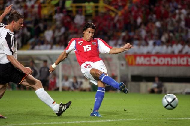 Milan Baros (re., Tschechien) erzielt das 2:1, Christian Wörns (Deutschland) kommt zu spät Fußball EM Herren Euro 2004, Europameisterschaft, Länderspiel, Nationalmannschaft, Nationalteam, Gruppe D, Vdig Gruppe Lissabon Dynamik,  