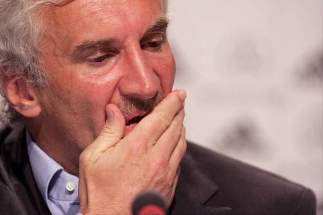 Teamchef Rudi Völler (Deutschland) nachdenklich während der Rücktritts-Pressekonferenz Fußball EM Herren Euro 2004, Europameisterschaft, Nationalmannschaft, Nationalteam, PK, Pressetermin, Vdig Porträt Faro, Almancil Nachdenklichkeit,