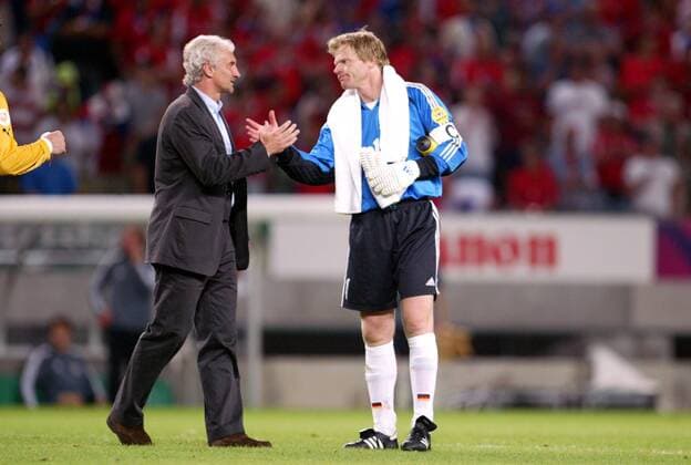 Teamchef Rudi Völler (li.) und Torwart Oliver Kahn (beide Deutschland) geben sich nach dem Ausscheiden nach der Vorrunde enttäuscht die Hand Fußball EM Herren Euro 2004, Europameisterschaft, Länderspiel, Nationalmannschaft, Nationalteam, Gruppe D Gruppe Lissabon Enttäuschung,