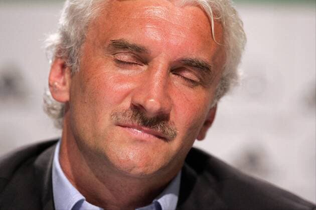 Teamchef Rudi Völler (Deutschland) gibt während der Pressekonferenz schweren Herzens seinen Rücktritt bekannt Fußball EM Herren Euro 2004, Europameisterschaft, Nationalmannschaft, Nationalteam, PK, Pressetermin, Vdig Porträt Faro, Almancil Enttäuschung, Verzweiflung,