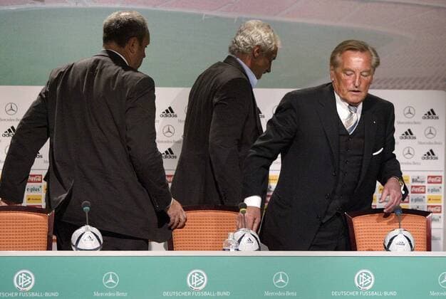 Pressekonferenz und Rücktritt - DFB-Präsident Gerhard Mayer-Vorfelder (re.), Pressechef Harald Stenger (li.) und Teamchef Rudi Völler (alle Deutschland) gehen ein letztes Mal gemeinsam ab Fußball EM Herren Euro 2004, Europameisterschaft, Nationalmannschaft, Nationalteam, PK, Pressetermin, Vdig Gruppe Medienzentrum, Ausscheiden, ausgeschieden Faro, Almancil