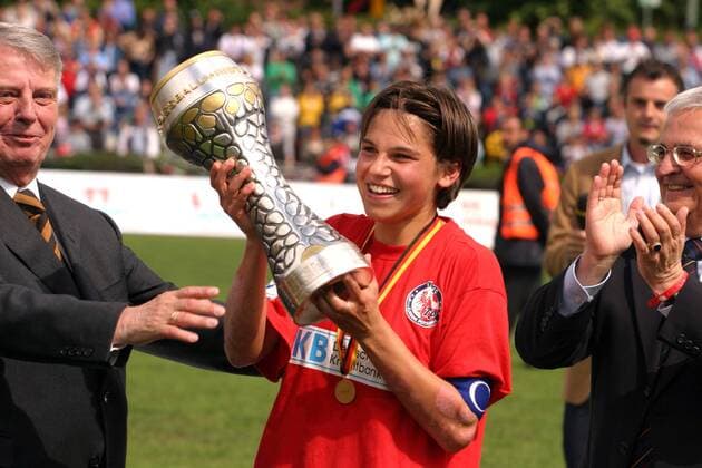 Ariane Hingst (Potsdam) präsentiert stolz den Meisterpokal Fußball 1. BL Damen Saison 2003 2004, Frauen, Frauenfußball, Frankfurt - 1. FFC Turbine Potsdam 2:7 Gruppe Meisterfeier, Feier, feiern Frankfurt M.