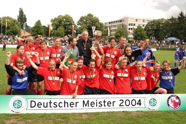 Der 1. FFC Turbine Potsdam ist Deutscher Meister 2004 - hi.v.li.: Liepack, Odebrecht, Makowska, N. Augustiniak, x, Trainer Schröder, Hengst, Omilade, x, Torfrau Angerer, x; vorn v.li.: x, Brendel, J. Augustiniak, Zietz, Becher, Wimbersky, Kuznik, Mittag.. Fußball 1. BL Damen Saison 2003 2004, Frauen, Frauenfußball, Frankfurt - 1. FFC Turbine Potsdam 2:7 Totale Meisterfeier, Feier, feiern Frankfurt M.
