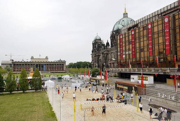 Auf den Nebenplätzen am Berliner Schloßplatz können Freizeitsportler im Rahmen der FIVB-Worldtour ihre Kräfte im Sand messen - die Kulisse mit dem Palast der Republik (re.), dem Berliner Dom dahinter und dem Alten Museum setzt sicher einige frei Beachvolleyball Damen Swatch FIVB World Tour 2004, Smart Grand Slam, Worldtour, Beach, Vdig Totale Schloßplatz, Schlossplatz Berlin