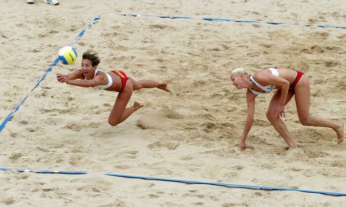 Danja Müsch (li.) holt den Ball mit letztem Einsatz, Susanne Lahme (beide Deutschland) hofft daß dieser nicht umsonst war Beachvolleyball Damen Swatch FIVB World Tour 2004, Smart Grand Slam, Worldtour, Beach, Vdig Gruppe Schloßplatz, Schlossplatz Berlin Dynamik, Abwehr, Kampf,