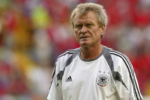 Torwarttrainer Sepp Maier (Deutschland) skeptisch Fußball EM Herren Euro 2004, Europameisterschaft, Länderspiel, Nationalmannschaft, Nationalteam, Gruppe D Einzelbild Lissabon Skepsis,