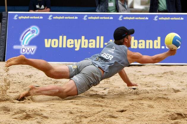 David Klemperer (Deutschland) - Hechtbagger Beachvolleyball Herren Swatch FIVB World Tour 2004, Grand Slam, Worldtour, Beach, Vdig Einzelbild Schloßplatz, Schlossplatz Berlin Dynamik,