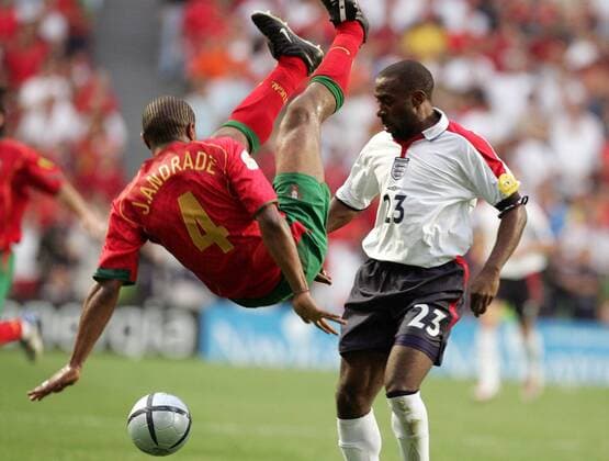 Jorge Andrade (Portugal, li.) kommt gegen Darius Vassell (England) zu Fall Fußball EM Herren Euro 2004, Europameisterschaft, Länderspiel, Nationalmannschaft, Nationalteam, Viertelfinale Gruppe Lissabon Dynamik, Kampf, Höhe