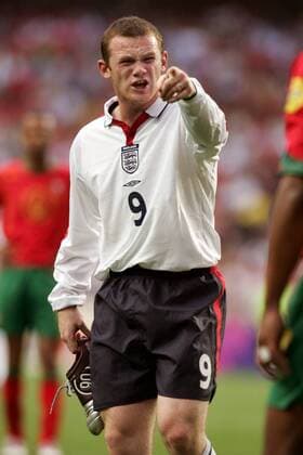 Wayne Rooney (England) meint zu wissen wer an seiner Verletzung schuld ist Fußball EM Herren Euro 2004, Europameisterschaft, Länderspiel, Nationalmannschaft, Nationalteam, Viertelfinale Einzelbild Lissabon Wut,
