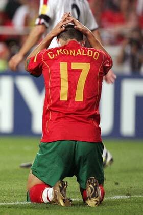 Cristiano Ronaldo (Portugal) verzweifelt Fußball EM Herren Euro 2004, Europameisterschaft, Länderspiel, Nationalmannschaft, Nationalteam, Viertelfinale Einzelbild Lissabon Enttäuschung, Verzweiflung,