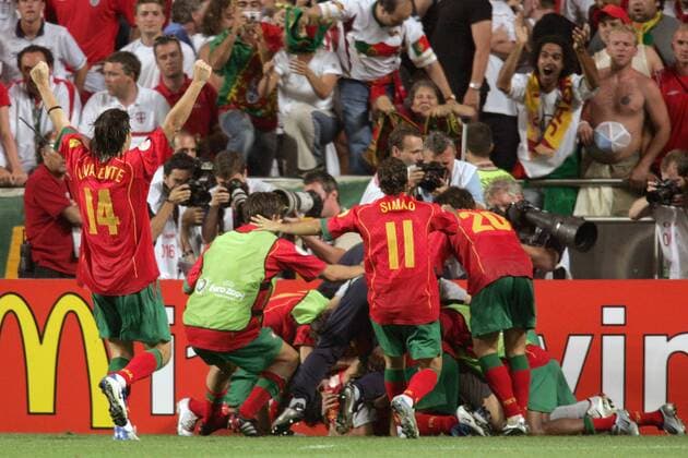 Schlussjubel Portugal Fußball EM Herren Euro 2004, Europameisterschaft, Länderspiel, Nationalmannschaft, Nationalteam, Viertelfinale Gruppe Lissabon Freude, Begeisterung,