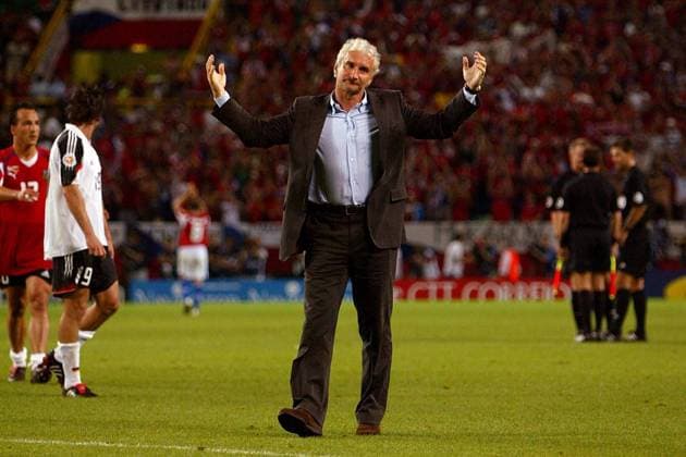 Teamchef Rudi Völler (Deutschland) entschuldigt sich bei den Fans: wir wollten ja, aber wir konnten nicht... Fußball EM Herren Euro 2004, Europameisterschaft, Länderspiel, Nationalmannschaft, Nationalteam, Gruppe D Einzelbild Lissabon