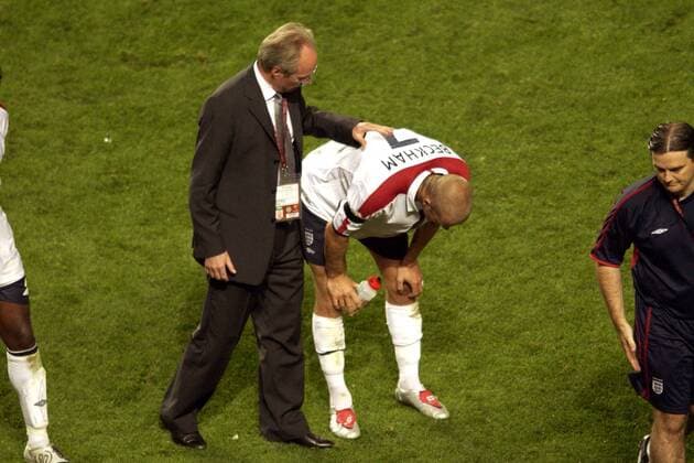 Nationaltrainer Sven-Göran Eriksson (li.) tröstet David Beckham (beide England) Fußball EM Herren Euro 2004, Europameisterschaft, Länderspiel, Nationalmannschaft, Nationalteam, Viertelfinale Gruppe Lissabon Enttäuschung,