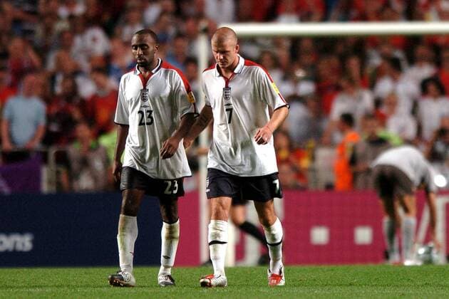 David Beckham (re.) tröstet Darius Vassell (beide England) Fußball EM Herren Euro 2004, Europameisterschaft, Länderspiel, Nationalmannschaft, Nationalteam, Viertelfinale Gruppe Lissabon Enttäuschung, Kameradschaft,