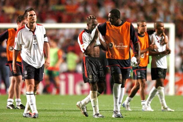 Darius Vassell (Mitte) wird von Emile Heskey (re.) getröstet, daneben der enttäuschte Frank Lampard (alle England) Fußball EM Herren Euro 2004, Europameisterschaft, Länderspiel, Nationalmannschaft, Nationalteam, Viertelfinale Gruppe Lissabon Enttäuschung, Verzweiflung, Kameradschaft,
