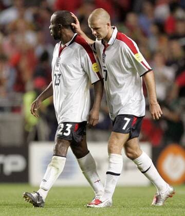 David Beckham (re.) tröstet Darius Vassell (beide England), der den entscheidenden Elfmeter verschossen hat Fußball EM Herren Euro 2004, Europameisterschaft, Länderspiel, Nationalmannschaft, Nationalteam, Viertelfinale, Vdig Gruppe Lissabon Enttäuschung,