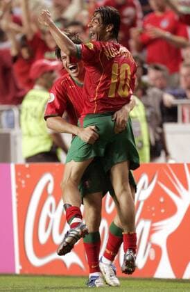 Torschütze Rui Costa (re.) jubelt mit Nuno Valente (beide Portugal) Fußball EM Herren Euro 2004, Europameisterschaft, Länderspiel, Nationalmannschaft, Nationalteam, Viertelfinale, Vdig Gruppe Lissabon Freude, Begeisterung,