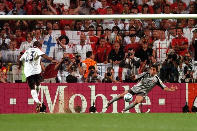 Torwart Ricardo (Portugal) pariert den Elfmeter von Darius Vassell (England) Fußball EM Herren Euro 2004, Europameisterschaft, Länderspiel, Nationalmannschaft, Nationalteam, Viertelfinale Gruppe Fotograf, Fotografen, Sportfotografen, Aufmacher, Lissabon Dynamik,
