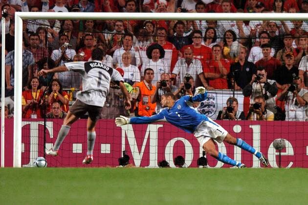 Torwart Ricardo (Portugal, li.) verwandelt den entscheidenden Elfmeter gegen seinen Torwartkollegen David James (England) Fußball EM Herren Euro 2004, Europameisterschaft, Länderspiel, Nationalmannschaft, Nationalteam, Viertelfinale Gruppe Fotografen, Sportfotograf, Sportfotografen Lissabon Dynamik,