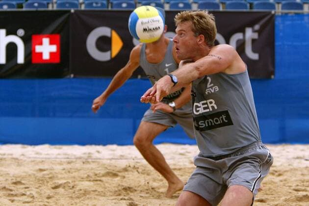 Axel Hager (Deutschland) - Ballannahme Beachvolleyball Herren Swatch FIVB World Tour 2004, Grand Slam, Worldtour, Beach, Vdig Einzelbild Schlossplatz, Schloßplatz Berlin Dynamik,