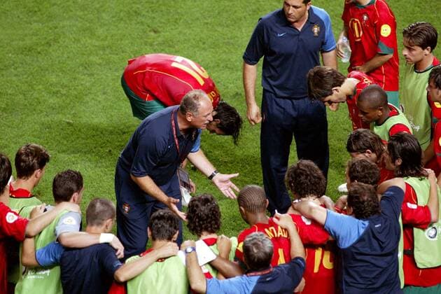 Nationaltrainer Luiz Felipe Scolari (Portugal) schwört sein Team auf die bevorstehende Verlängerung ein Fußball EM Herren Euro 2004, Europameisterschaft, Länderspiel, Nationalmannschaft, Nationalteam, Viertelfinale Gruppe Lissabon  