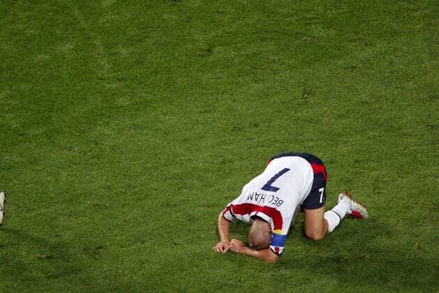 David Beckham (England) kniet verletzt am Boden Fußball EM Herren Euro 2004, Europameisterschaft, Länderspiel, Nationalmannschaft, Nationalteam, Viertelfinale Einzelbild Lissabon Enttäuschung, Verzweiflung,  