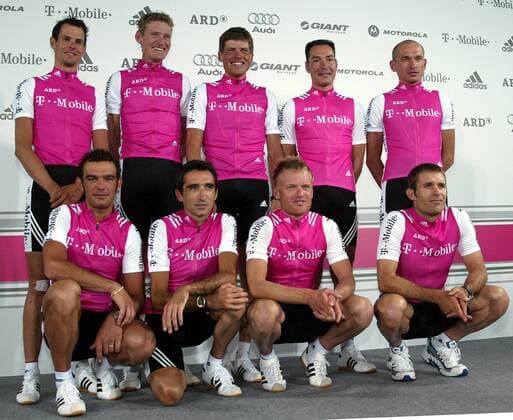 Mannschaftsfoto T Mobile, hi.v.li.: Andreas Klöden, Rolf Aldag, Jan Ullrich, Erik Zabel (alle Deutschland) und Sergej Iwanow (Rußland); vorn: Daniele Nardello, Giuseppe Guerini (beide Italien), Matthias Kessler (Deutschland), Santiago Botero (Kolumbien) Radsport Herren Vorschau Tour de France 2004, Straßenradsport, Straße, Rad, Vorstellung, Präsentation, Vdig Gruppe Bonn
