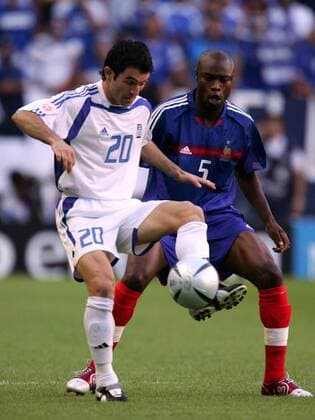 Georgios Karagounis (Griechenland, li.) gegen William Gallas (Frankreich) Fußball EM Herren Euro 2004, Europameisterschaft, Länderspiel, Nationalmannschaft, Nationalteam, Viertelfinale, Vdig Gruppe Lissabon Dynamik,