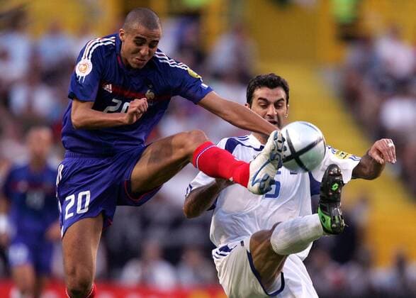 David Trezeguet (Frankreich, li.) gegen Traianos Dellas (Griechenland) Fußball EM Herren Euro 2004, Europameisterschaft, Länderspiel, Nationalmannschaft, Nationalteam, Viertelfinale, Vdig Gruppe Lissabon Dynamik, Kampf,