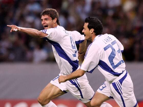 Angelos Charisteas (li.) und Vassilios Lakis (beide Griechenland) - Torjubel Fußball EM Herren Euro 2004, Europameisterschaft, Länderspiel, Nationalmannschaft, Nationalteam, Viertelfinale, Vdig Gruppe Lissabon Begeisterung, Freude,