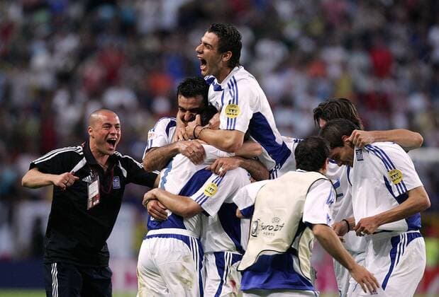 Torjubel Griechenland mit Konstantinos Katsouranis Fußball EM Herren Euro 2004, Europameisterschaft, Länderspiel, Nationalmannschaft, Nationalteam, Viertelfinale, Vdig Gruppe Lissabon Glück, Begeisterung, Freude,