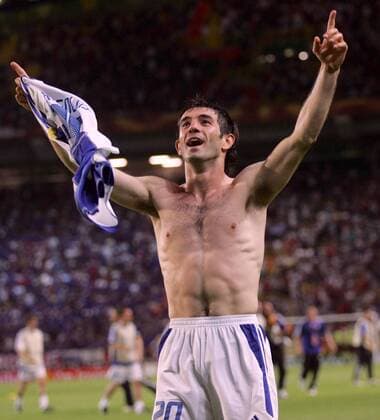 Georgios Karagounis (Griechenland) jubelt nach dem überraschenden Halbfinaleinzug seines Teams Fußball EM Herren Euro 2004, Europameisterschaft, Länderspiel, Nationalmannschaft, Nationalteam, Viertelfinale, Einzelbild Lissabon Begeisterung, Freude,