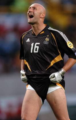 Torwart Fabien Barthez (Frankreich) zieht sich wütend die Hose in die Leisten Fußball EM Herren Euro 2004, Europameisterschaft, Länderspiel, Nationalmannschaft, Nationalteam, Viertelfinale, Vdig Einzelbild Lissabon Enttäuschung, Verzweiflung, Wut,