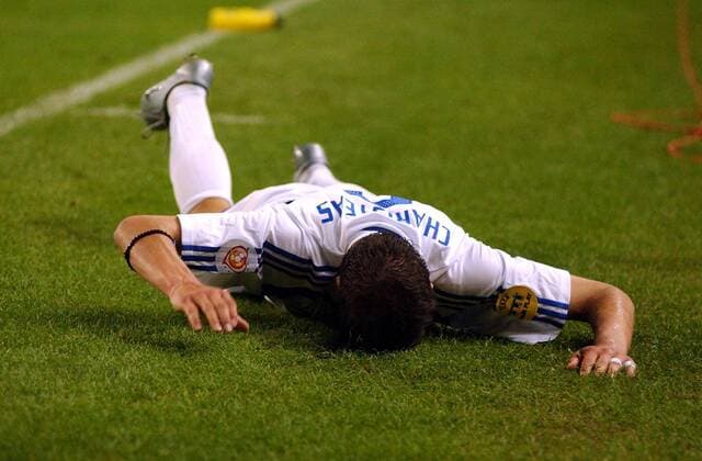 Angelos Charisteas (Griechenland) jubelt über den Halbfinaleinzug und küsst vor Freude den Rasen Fußball EM Herren Euro 2004, Europameisterschaft, Länderspiel, Nationalmannschaft, Nationalteam, Viertelfinale, Vdig Einzelbild Lissabon Freude, Begeisterung,
